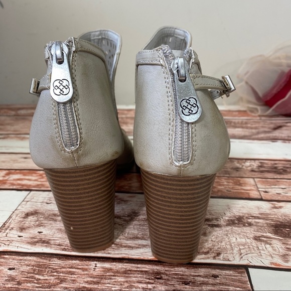 Daisy Fuentes WesleyPeep-toe ankle bootie Size 12 - Picture 4 of 8